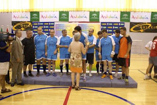 La directora del Centro Andaluz de Medicina del Deporte entrega la copa de los subcampeones al equipo de Madrid