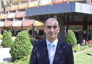 Luis Martín en la puerta de entrada al hotel