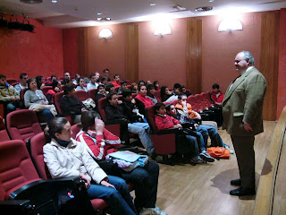 Ildefonso Morales se dirige a un grupo de estudiantes en el salón de actos