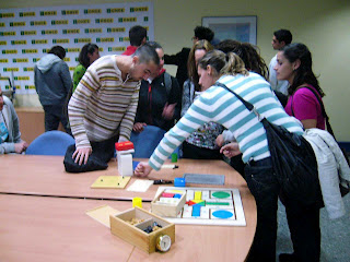 Un grupo de jóvenes probando suerte con los juegos adaptados