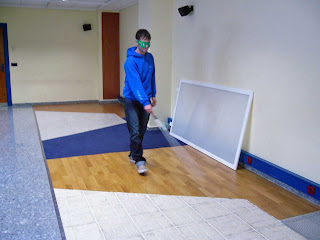 Un joven con bastón y antifaz en la sala de movilidad