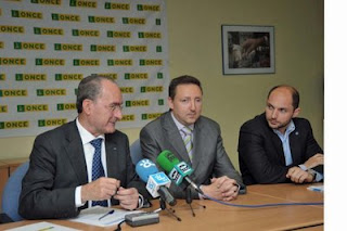 El alcalde de Málaga y el director de la ONCE en Málaga en su comparecencia ante los medios