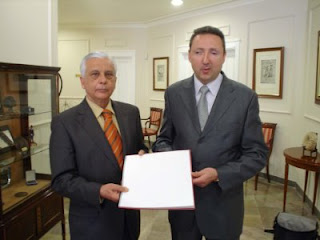 El director de la ONCE en Málaga junto al Subdelegado del Gobierno en la provincia muestran la nueva publicación en braille