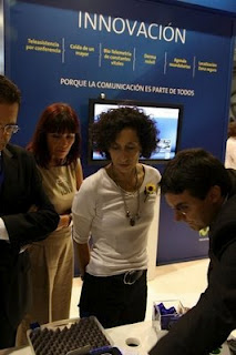 La ministra Mercedes Cabrera con la consejera para la Igualdad y Bienestar Social de la Junta, Micaela Navarro, en su visita al Salón
