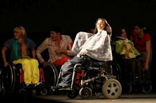 Una representación con actores en sillas de ruedas en el Salón sin Barreras