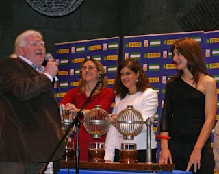 Imagen del momento del sorteo de regalos en Sevilla