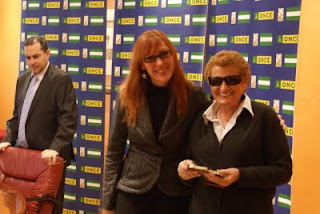 Mónica Madrid entrega el premio a la gaditana Margarita Flores