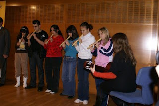 Los alumnos de música del CRE interpretando el Himno de la Alegría