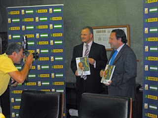 Patricio Cárceles y Fernando Rico muestran un ejemplar de la Memoria a los periodistas gráficos cordobeses