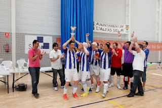 El equipo malagueño de fútbol sala, categoría B2 para ciegos y deficientes visuales, celebrando el triunfo con la copa