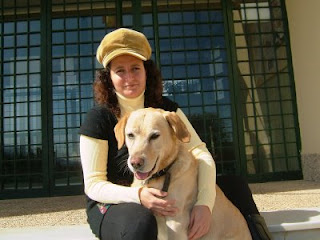 Milagros con su perra guía Helia, a las puertas de su Instituto