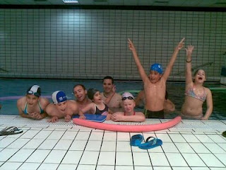 Imagen feliz de los chavales dentro del agua