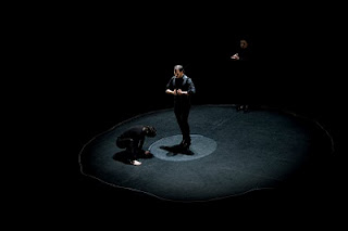 Daniel Parejo dibuja un círculo sobre el baile de José Galán mientras al fondo, Antonio Mejías, puesto en pie, canta