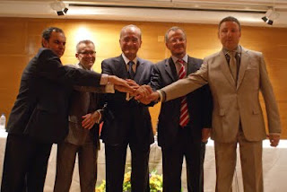 Foto de grupo tras la toma de posesión de Cristóbal Martínez, director de la ONCE en Málaga. En la imagen, de izquiera a derecha, el presidente del Consejo Territorial de Andalucía, Ventura Pazos, el director general adjunto de Coordinación y Recursos Humanos y Generales, Jorge Íñiguez, el alcalde de Málaga, Francisco de la Torre, el delegado territorial de Andalucía, Patricio Cárceles y el director de la ONCE en Málaga, Cristóbal Martínez