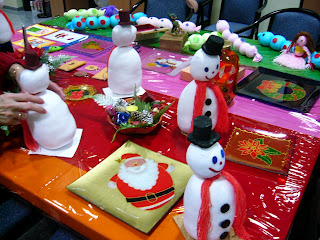 Muñecos de nieve realizados en el taller de manualidades de Málaga