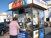 Manuel Villaécija en su quiosco de la localidad sevillana de Écija donde vendió seis cupones premiados con 35.000 euros cada uno del sorteo del Cuponazo del viernes 4 de noviembre