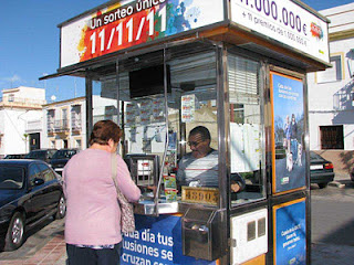 El vendedor de Utrera Manuel del Valle en su quiosco
