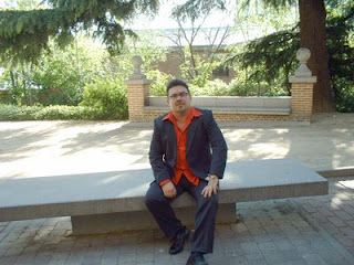 Manuel Domínguez, sentado en el banco de un parque