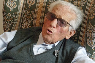 Manuel Domínguez en otro momento de la entrevista sentado en su butaca