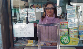 La vendedora Manuela Salomé Morales en su kiosco de venta