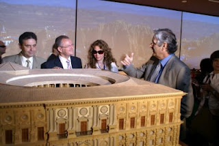 El presidente de CajaGRANADA y el delegado de la ONCE ante la maqueta del palacio de Carlos V