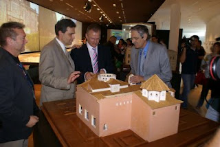 Antonio María Claret García, Patricio Cárceles y Rafael Jiménez tocando otra de las maquetas