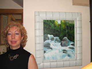 Mari García con uno de sus cuadros de paisajes