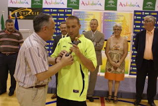 Martín Gaitán recibe el premio como máximo goleador