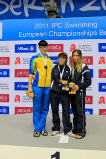 Marta Gómez, a la derecha, junto a las dos nadadoras que ganaron las medallas de oro y de plata en su categoría