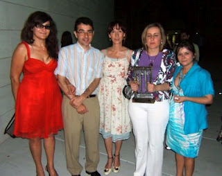 Margarita Martos con Carmen Peñalver y Andrés Ramos, sosteniendo el premio entre sus manos