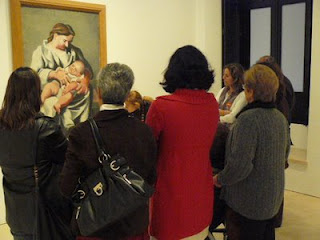 Un grupo de afiliados frente al cuadro de la Maternidad de Picasso en su museo de Málaga