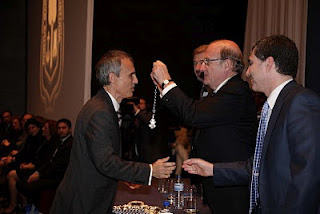 El director de la ONCE en Huelva, Antonio Casado, en el momento en el que el alcalde de Huelva, Pedro Rodríguez, le otorga la medalla