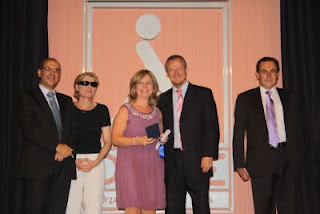 Los representantes de la ONCE junto a la responsable de protocolo de la ONCE en Andalucía, Mª José Flujas, galardonada por llevar 25 años en la Institución