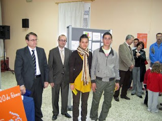 El director de la ONCE en Melilla con el responsable del Ministerior y dos de los alumnos premiados