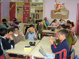 Los niños se prueban sus antifaces en el aula