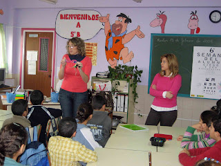 Dos profesoras explican a los alumnos ejercicios de orientación