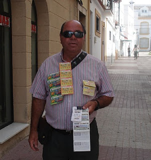 Imagen de José Luis Mena con sus cupones en Los Barrios