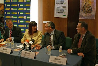 Imagen de la consejera, el delegado y el alcalde en la rueda de prensa