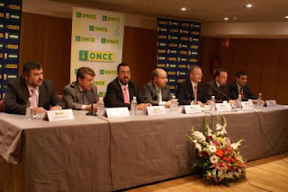 aspecto general de la mesa presidencial del acto