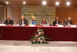 Mesa presidencial de la toma de posesión de Cádiz en la que se encuentran la alcaldesa de la ciudad, Teófila Martínez, el delegado de la ONCE en Andalucía, Patricio Cárceles, el presidente del Consejo Territorial, Ventura Pazos, el director general adjunto de Coordinación y Recursos Humanos y Generales, Jorge Íñiguez, el antiguo directos de la ONCE en Cádiz, Francisco Arroyo y el nuevo, José Antonio Toledo Doña