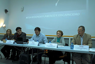 La directora de la Bienal de Flamenco de Sevilla, Rosalía Gómez, el director general para Personas con Discapacidad de la Junta de Andalucía, Gonzalo Rivas, y el director del taller 'Flamenco y discapacidad', José Galán durante la celebración de la Mesa Redonda de la VI edición del Festival Escena Mobile