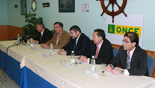 Un aspecto de la mesa presidencial del acto de Estepona