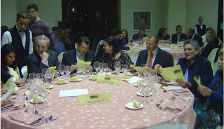 Aspecto general de la mesa presidencial con el director general, Ángel Sánchez, y el consejero de Empleo, Antonio Fernández