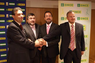 De izquierda a derecha, Rafael Jiménez, Alberto Morillas, Miguel Carballeda y Patricio Cárceles juntan sus manos para un posado gráfico