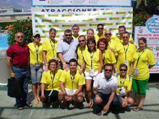 El presidente y vicepresidente del Consejo con todos los voluntarios que atendieron la jornada en Mijas, vestidos con la camiseta amarilla corporativa