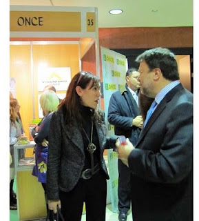 La presidenta del Consejo habla con el alcalde de Sevilla en el stand del voluntariado de la ONCE