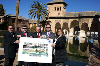 Imagen del director de la ONCE en Granada, Alberto Morillas, el consejero de Cultura de la Junta de Andalucía, Paulino Plata, el delegado territorial de la ONCE en Andalucía, Ceuta y Melilla, Patricio Cárceles y la directora general del Patronato de la Alhambra y el Generalife, Mar Villafranca sujetando el cupón dedicado a La Alhambra