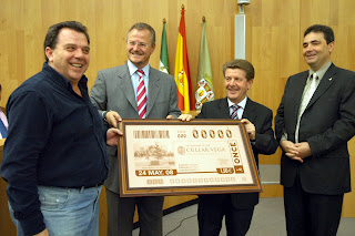 El alcalde de Cúllar Vega recogiendo la plancha de su cupón