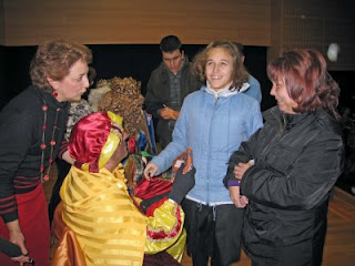 Una alumna ilusionadísima, sonriente y feliz, hablando con los Reyes Magos