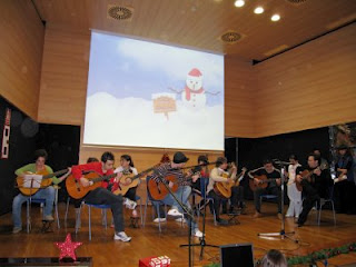 Los alumnos de guitarra en el escenario interpretando un villancico